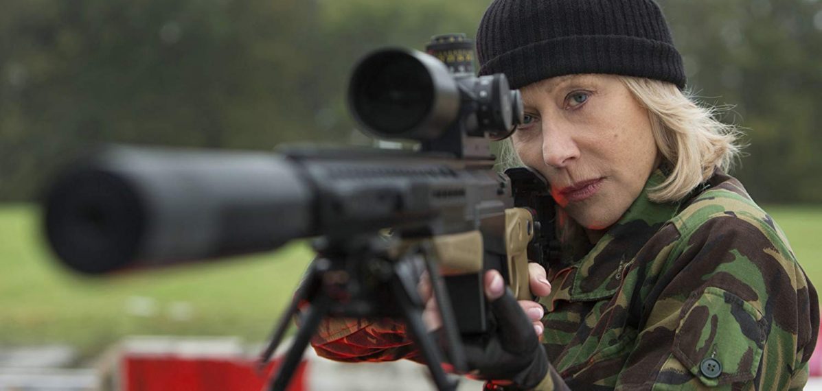 Victoria (Helen Mirren) bei der Arbeit am Gewehr