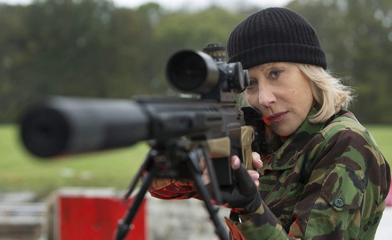 Victoria (Helen Mirren) bei der Arbeit am Gewehr