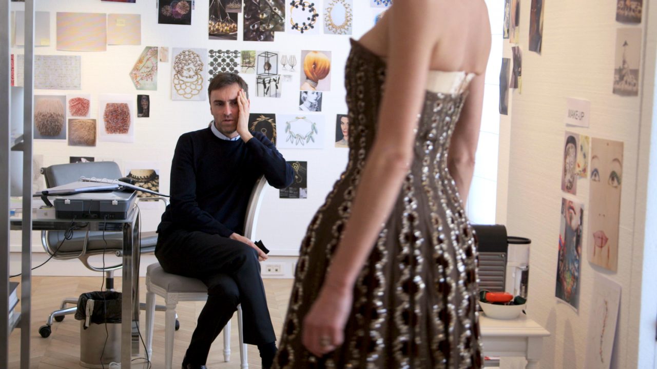 Raf Simons begutachtet sein Werk