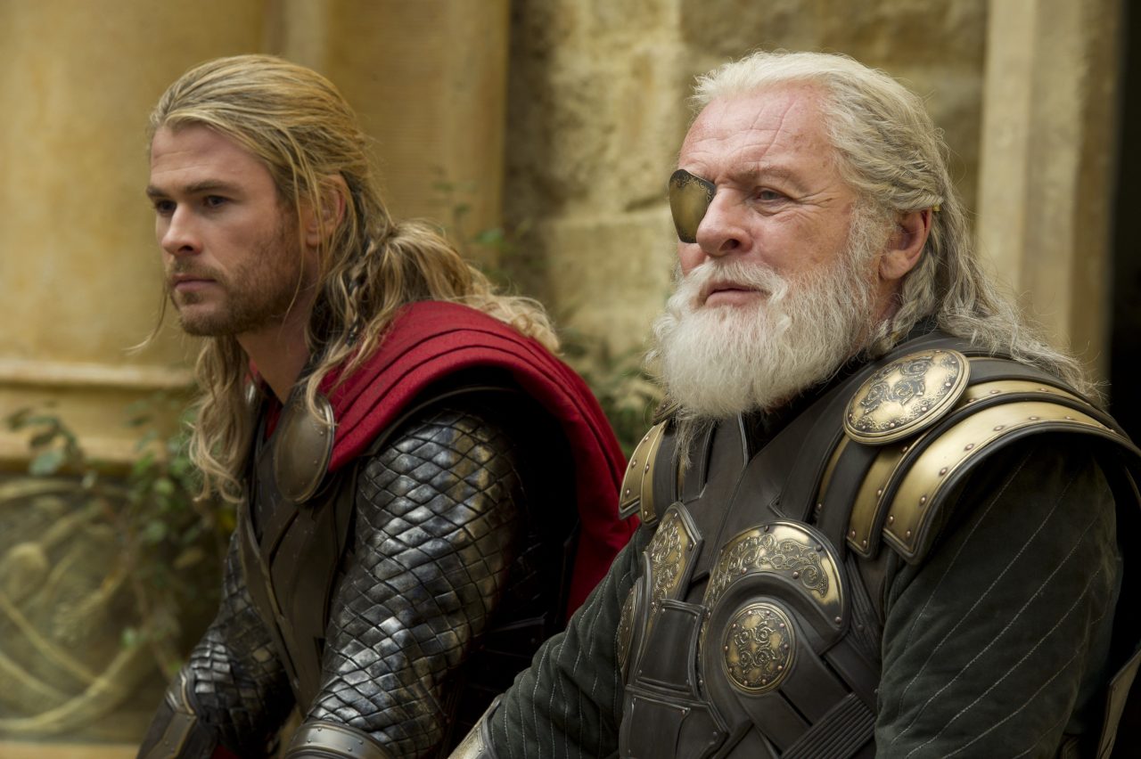 Thor (Chris Hemsworth) und Odin (Anthony Hopkins) haben Gesprächsbedarf