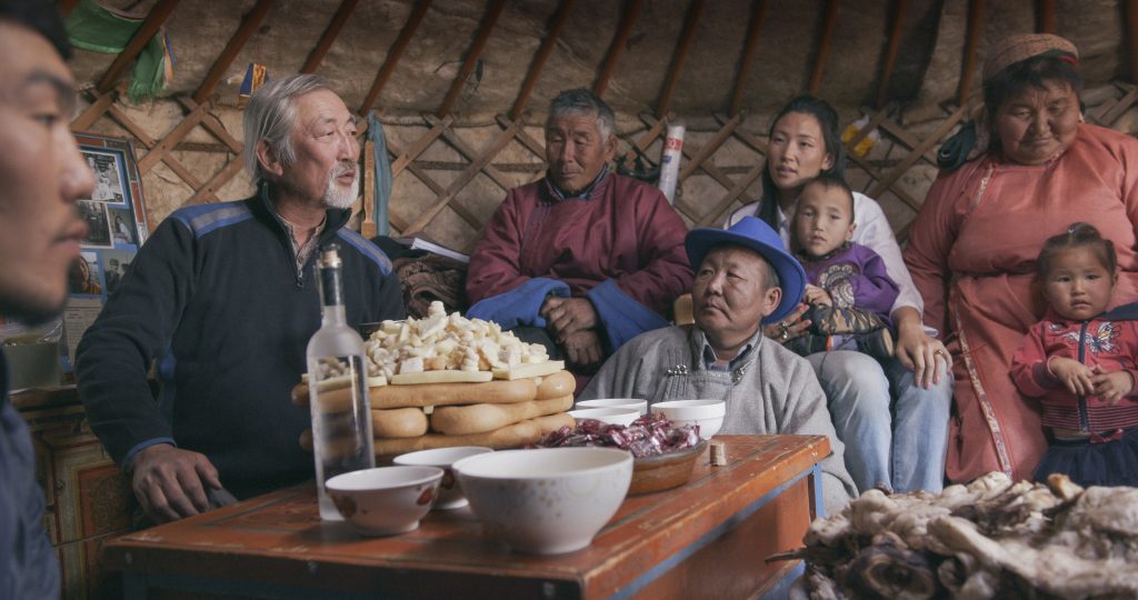 Szene aus dem Film Schwarze Milch: Die Familie empfängt Wessi (Uisenma Borchu) in der Jurte