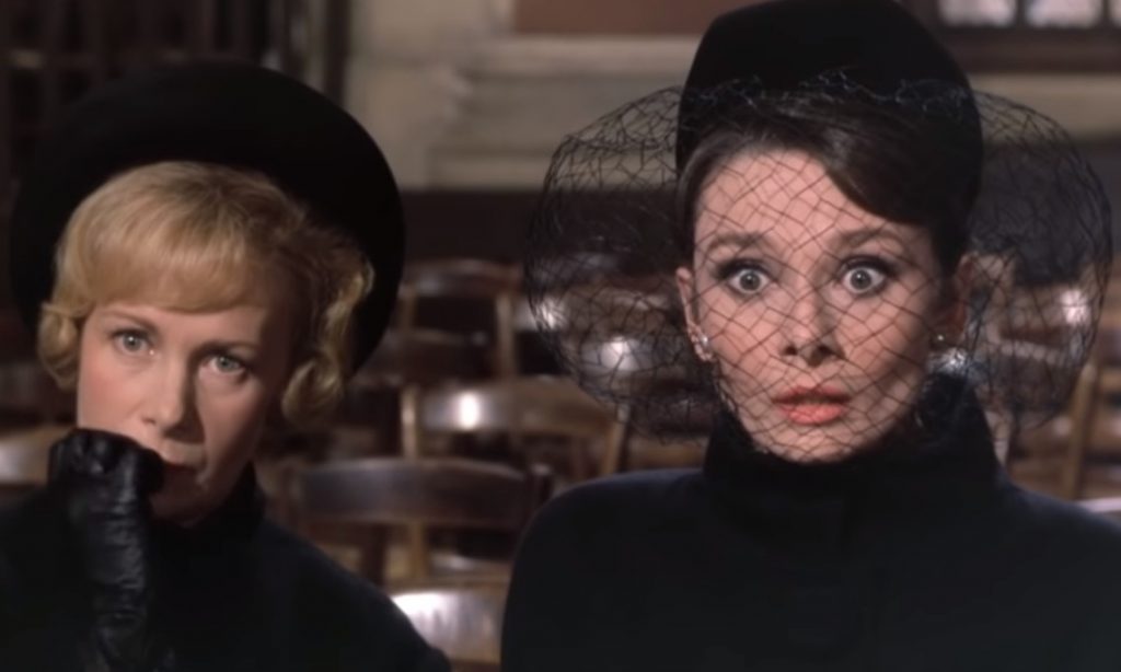 Sylvie (Dominique Minot) und Reggie (Audrey Hepburn) auf der Beerdigung von Charles