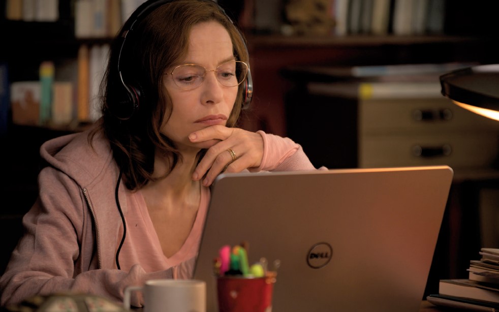 Patience (Isabelle Huppert) beim Übersetzen der Abhör-Aufnahmen © Neue Visionen Filmverleih