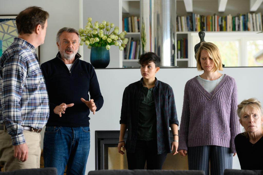 Die Familie (v.l.n.r. Rainn Wilson, Sam Neill, Bex Taylor-Klaus, Mia Wasikowska, Lindsay Duncan) ringt um Verständnis miteinander © 2020 LEONINE Distribution GmbH