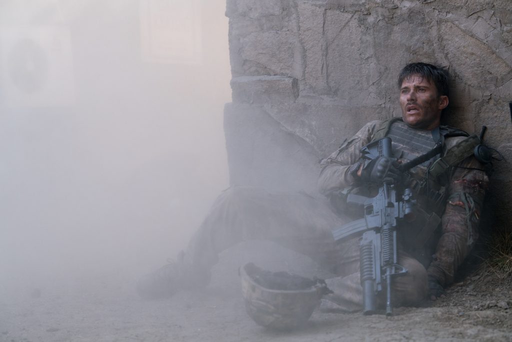 Im Gefechtsnebel - Staff Sergeant Clint Romesha (Scott Eastwood) geht verletzt und unter Schock in Deckung. ©Telepool