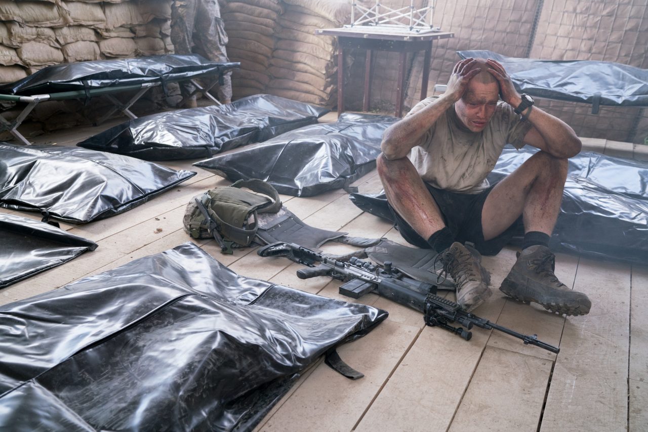 Hölle auf Erden - Specialist Ty Michael Carter (Caleb Landry Jones) trauert um seine gefallenen Kameraden. ©Telepool