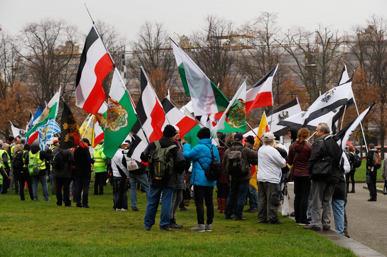 Flaggen gegen Corona- Politik