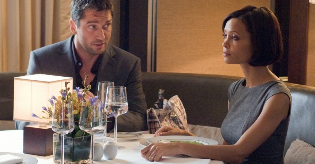 One Two (Gerard Butler) ist fasziniert von seiner Geschäftspartnerin Stella (Thandie Newton) © Warner Bros. Pictures