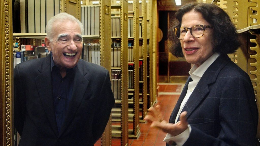 Martin Scorsese und Fran Lebowitz inmitten von Büchern © Netflix