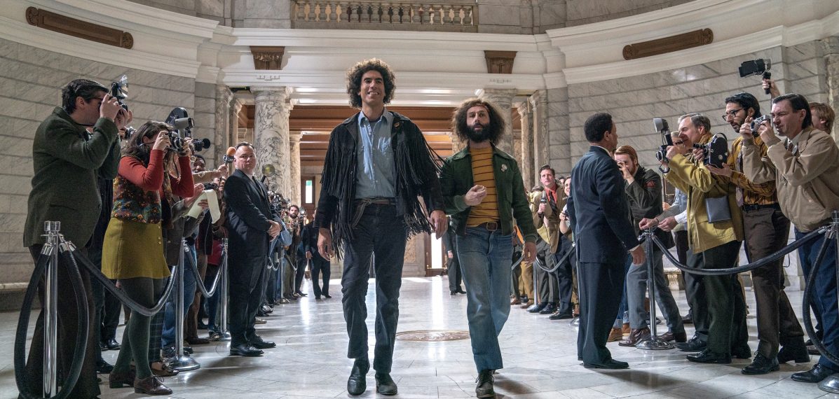 Auf dem Weg ins Gericht: Abbie Hoffman (Sacha Baron Cohen) und Jerry Rubin (Jeremy Strong) © Netflix