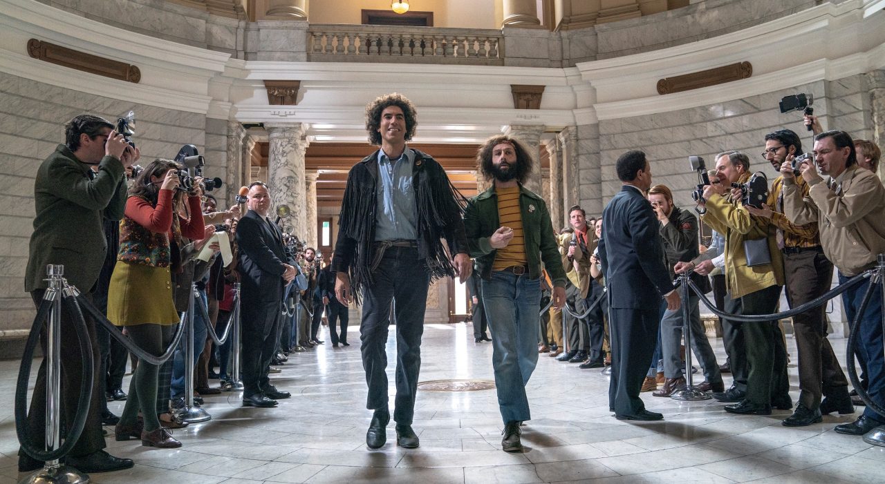 Auf dem Weg ins Gericht: Abbie Hoffman (Sacha Baron Cohen) und Jerry Rubin (Jeremy Strong) © Netflix