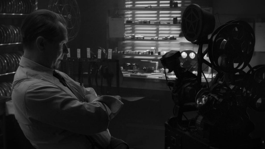 Herman "Mank" Mankiewicz (Gary Oldman) sichtet Filmmaterial © Netflix