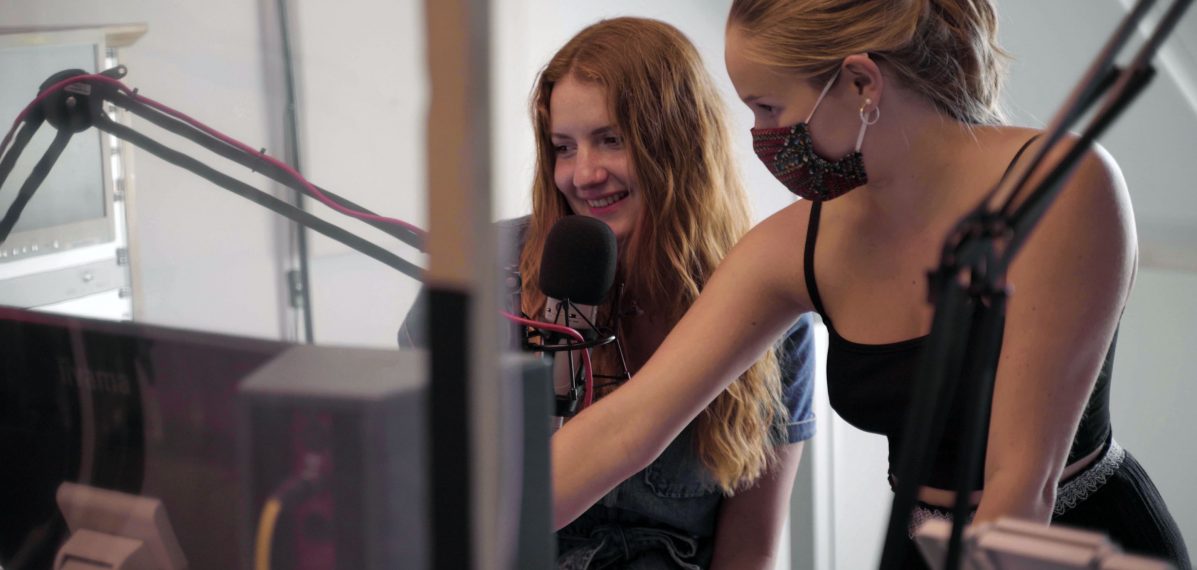 Leonie erklärt Cosi das Studio