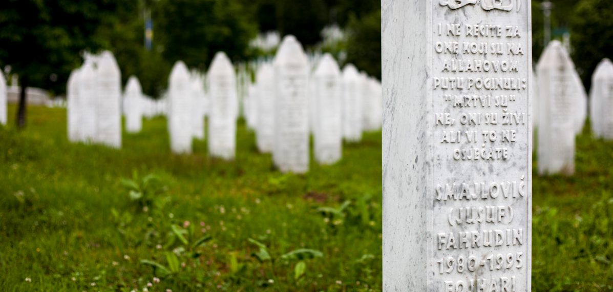 Grabmale in der Gedenkstätte Srebrenica