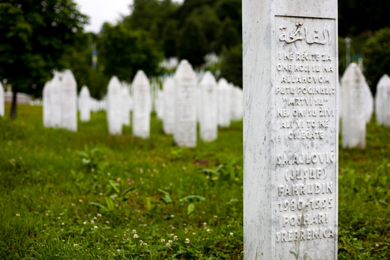Grabmale in der Gedenkstätte Srebrenica
