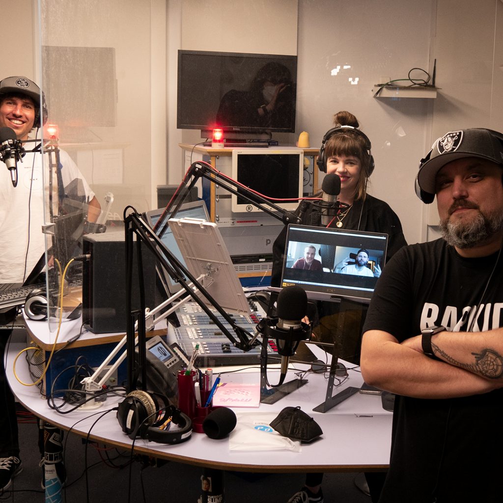 Die Crew von Monaco Breaks wieder vereint im Studio.