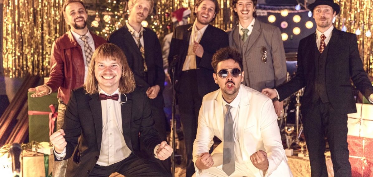 Roy Bianco & Die Abbrunzati Boys und ihre Showband vor weihnachtlicher Kulisse