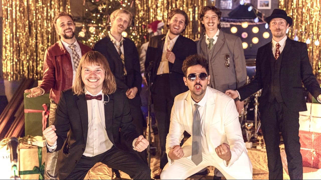 Roy Bianco & Die Abbrunzati Boys und ihre Showband vor weihnachtlicher Kulisse