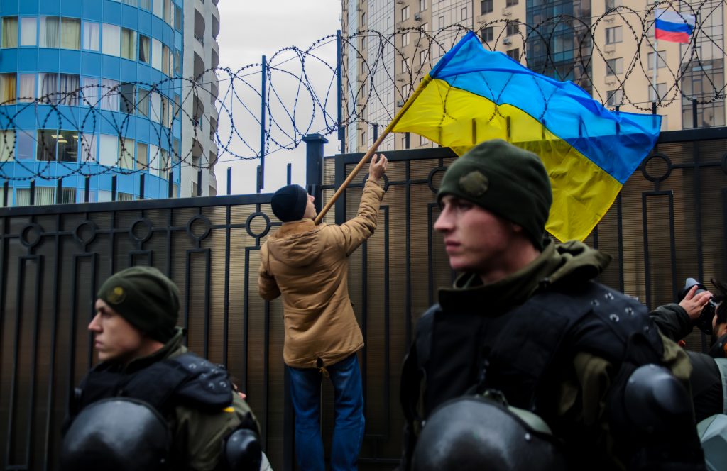 Ukrainischer Demonstrant am russischen Generalkonsulat in der Ukraine