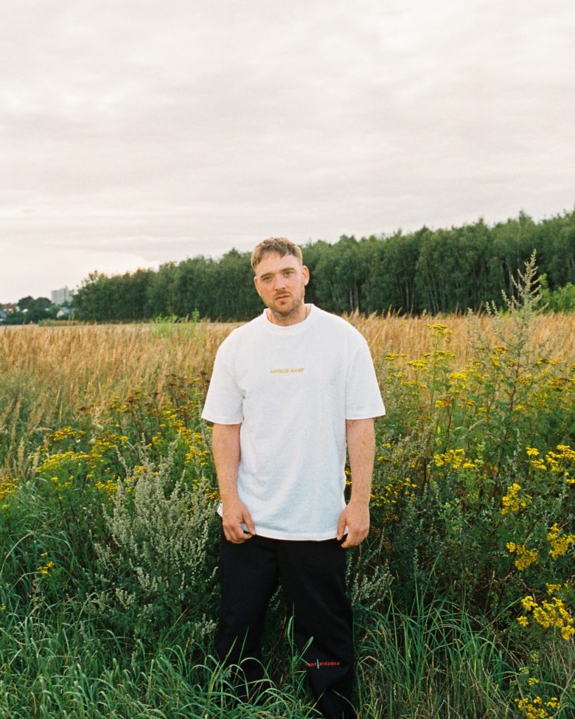 Rapper Dissy auf einem Feld, Foto zum Album "Anger Baby"