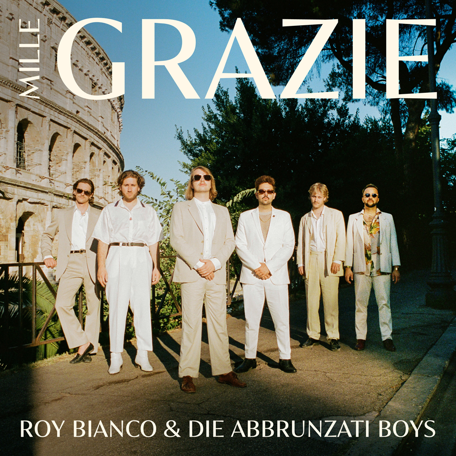 Das Album Cover zu Mille Grazie: Roy Bianco und die Abbrunzati Boys mit ihrer Showband vor dem Kolosseum in Rom