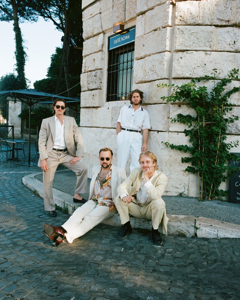 Die Showband von Roy Bianco und die Abbrunzati Boys vor einem Café in Rom