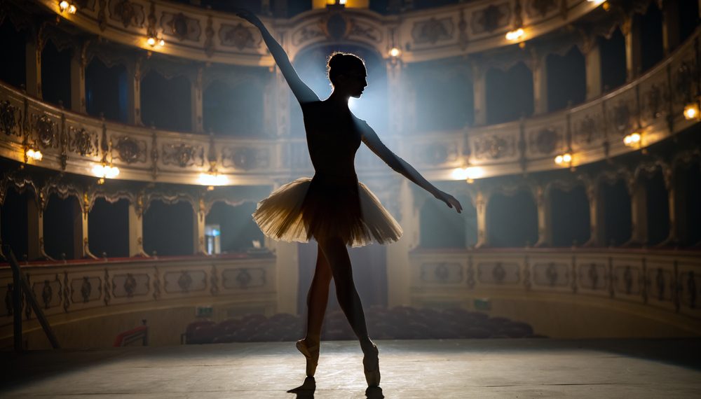 Ballerina tanzt auf einer Bühne