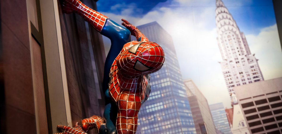 Spiderman klettert ein Gebäude in New York hoch