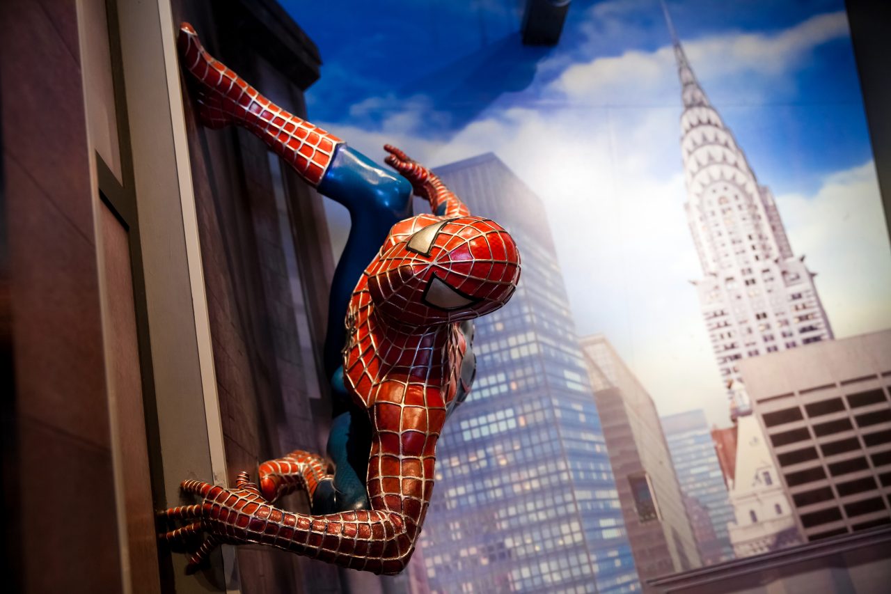 Spiderman klettert ein Gebäude in New York hoch