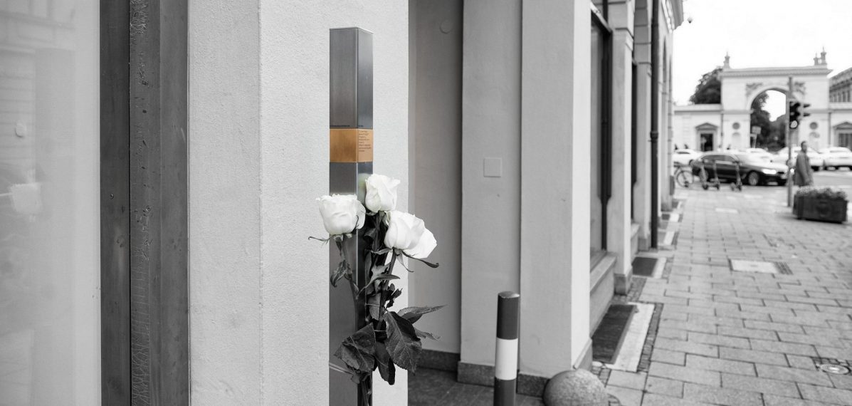 Eine weiße Rose erinnert an Opfer des Nationalsozialismus