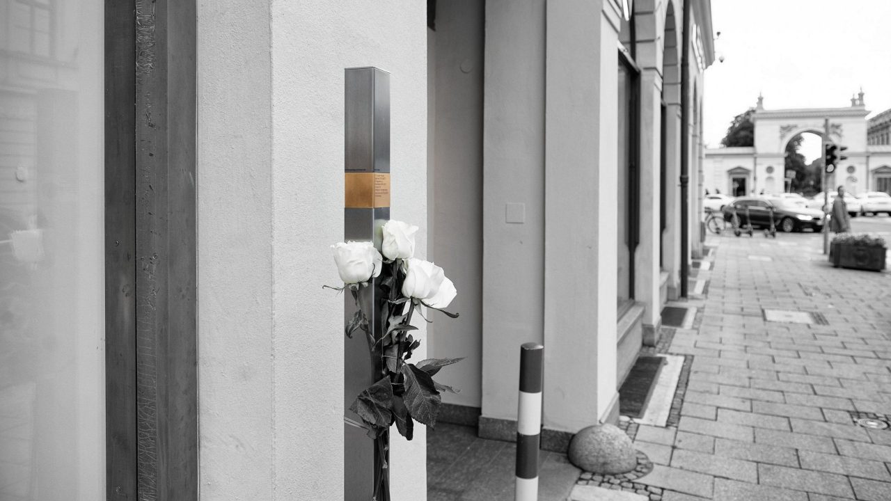 Eine weiße Rose erinnert an Opfer des Nationalsozialismus