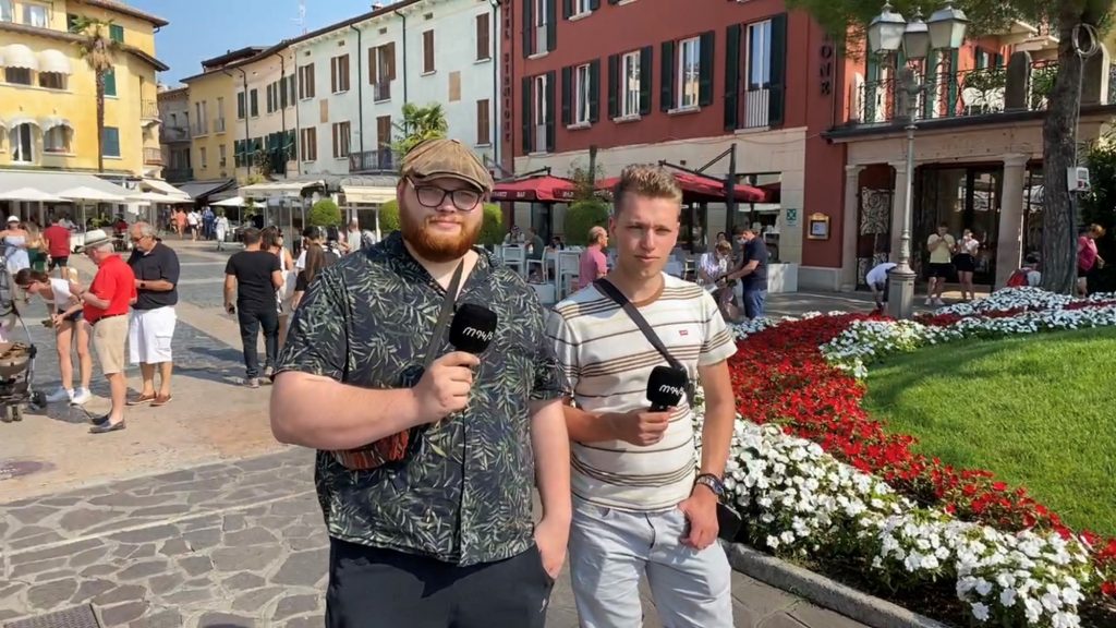 M94.5 Italien Reporter Sebasitian Bergsteiner und Gabriel Hengl mit Mikrofon in der Altstadt von Sirmeone