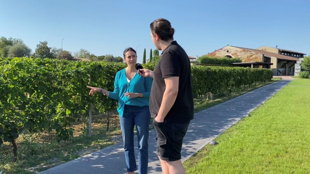 M94.5 Italien-Reporter David Vadasz mit Winzerin Nicole Vezzola auf dem Weingut Costaripa