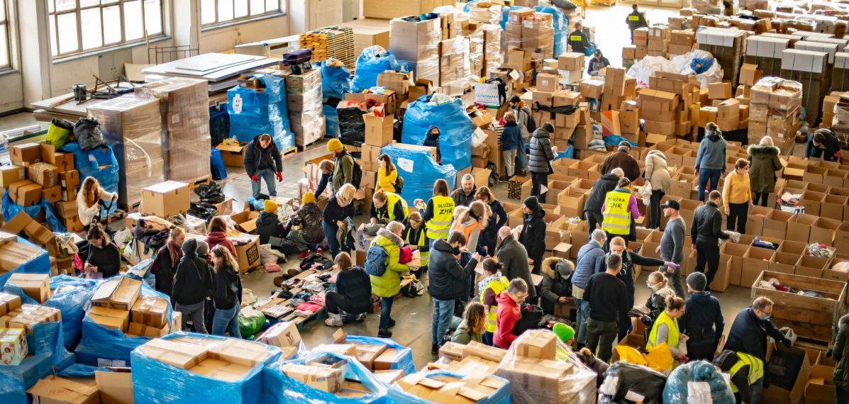 Freiwillige packen Hilfsgüter für die Ukraine zusammen.