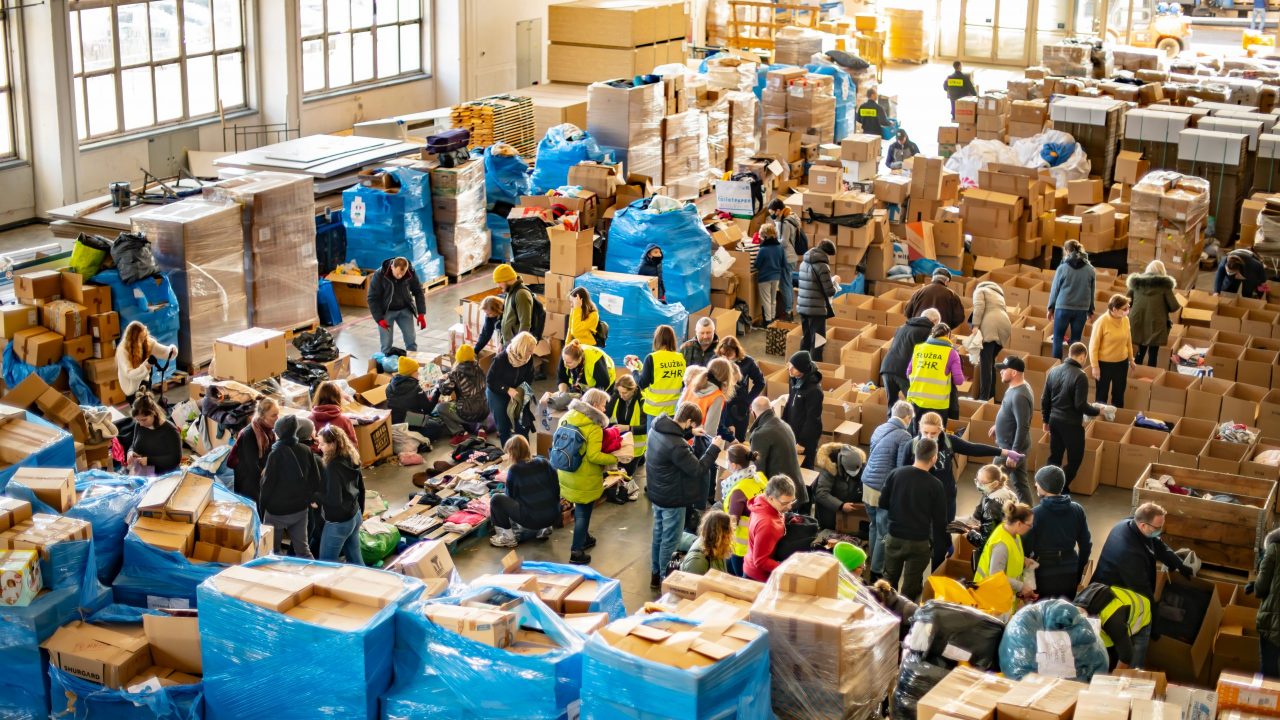 Freiwillige packen Hilfsgüter für die Ukraine zusammen.