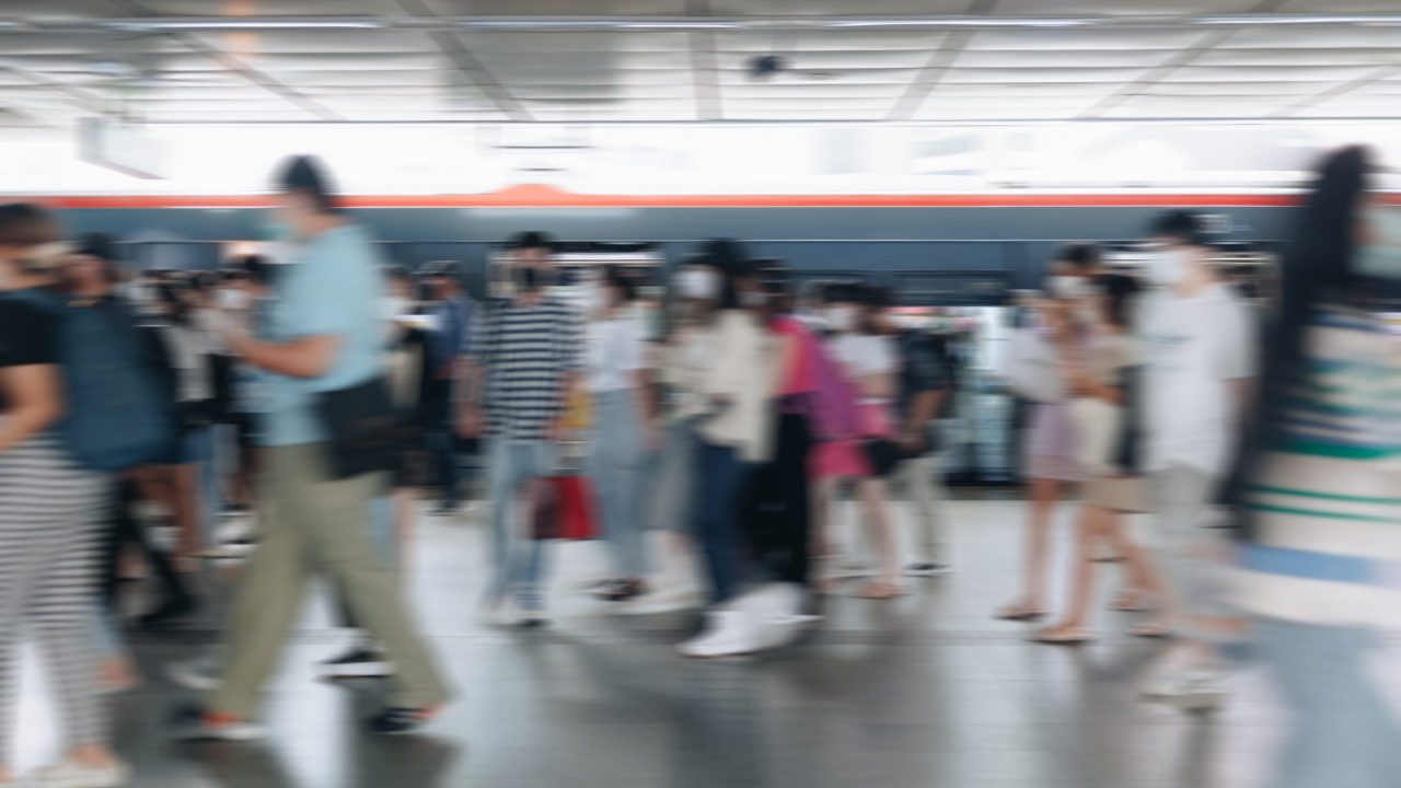 Ein voller Bahnsteig.