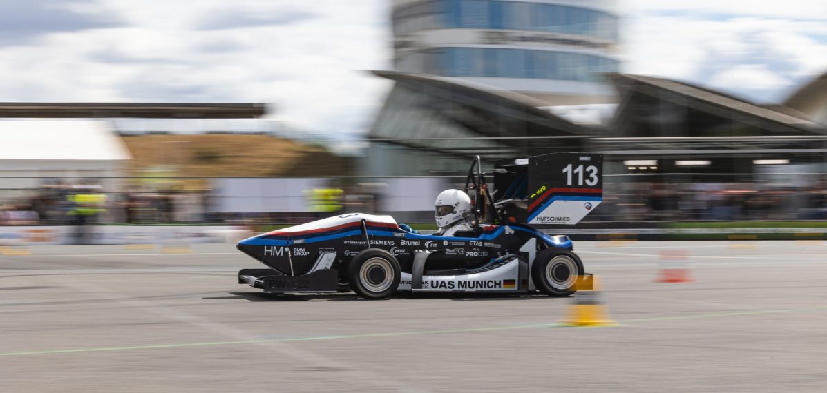 Ein Formula Student Rennauto auf der Rennstrecke