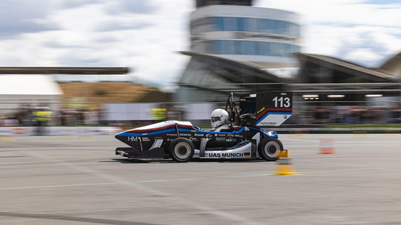 Ein Formula Student Rennauto auf der Rennstrecke