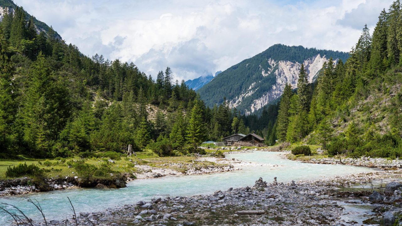 Isar, im Hintergrund die Alpen