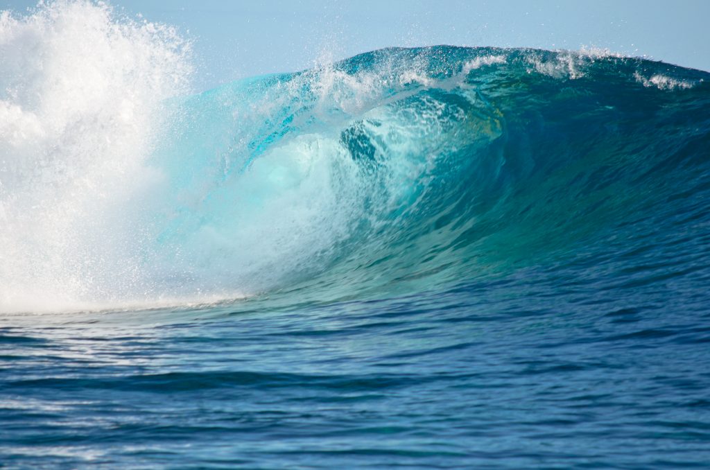 Die außergewöhnlich hohe Welle von Teahupo'o bricht.