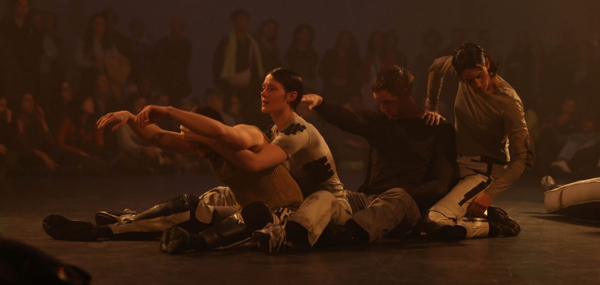 Tänzer und Tänzerinnen aus Jefta van Dinthers Ausland beim Dance Festival 2025
