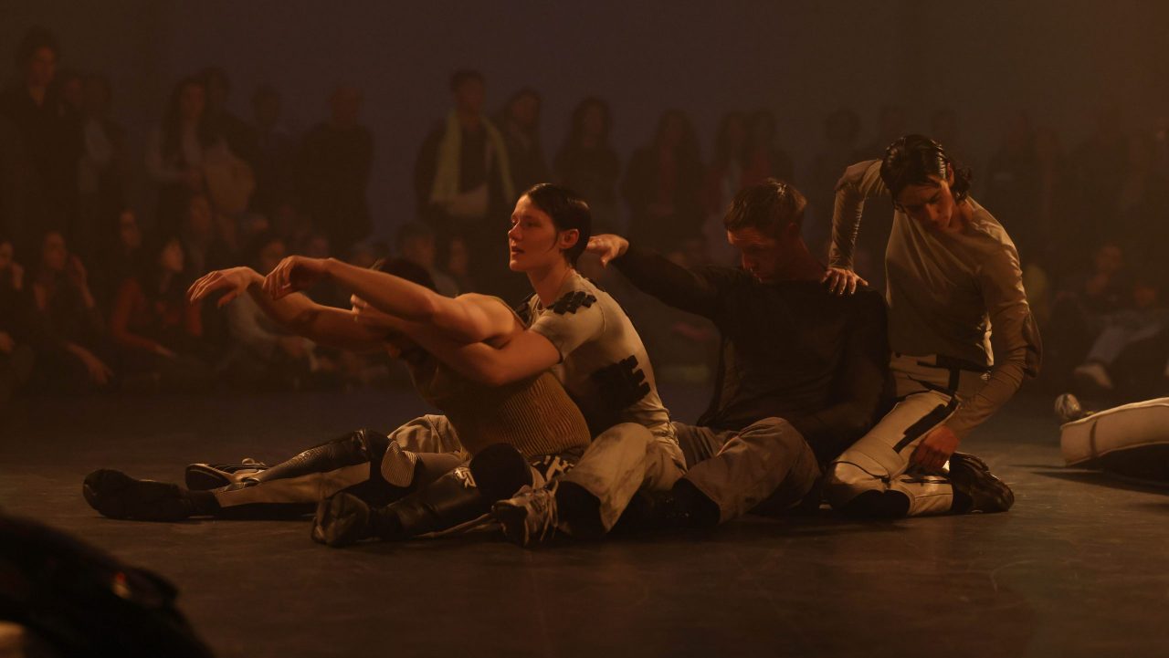 Tänzer und Tänzerinnen aus Jefta van Dinthers Ausland beim Dance Festival 2025