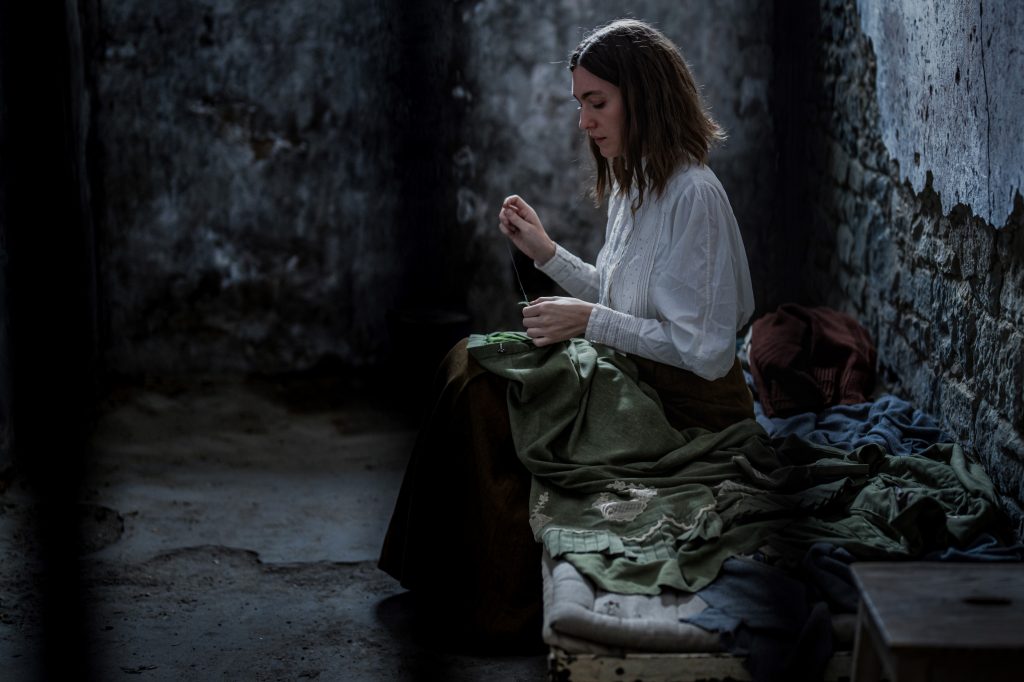 Frieda näht in ihrer Zelle (Quelle: Condor Films AG)