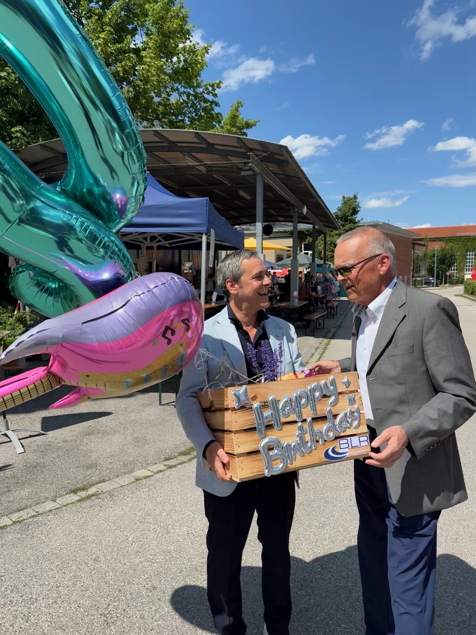 30 Jahre M94.5 und max neo – Glückwünsche und Geschenkkorb von BLR