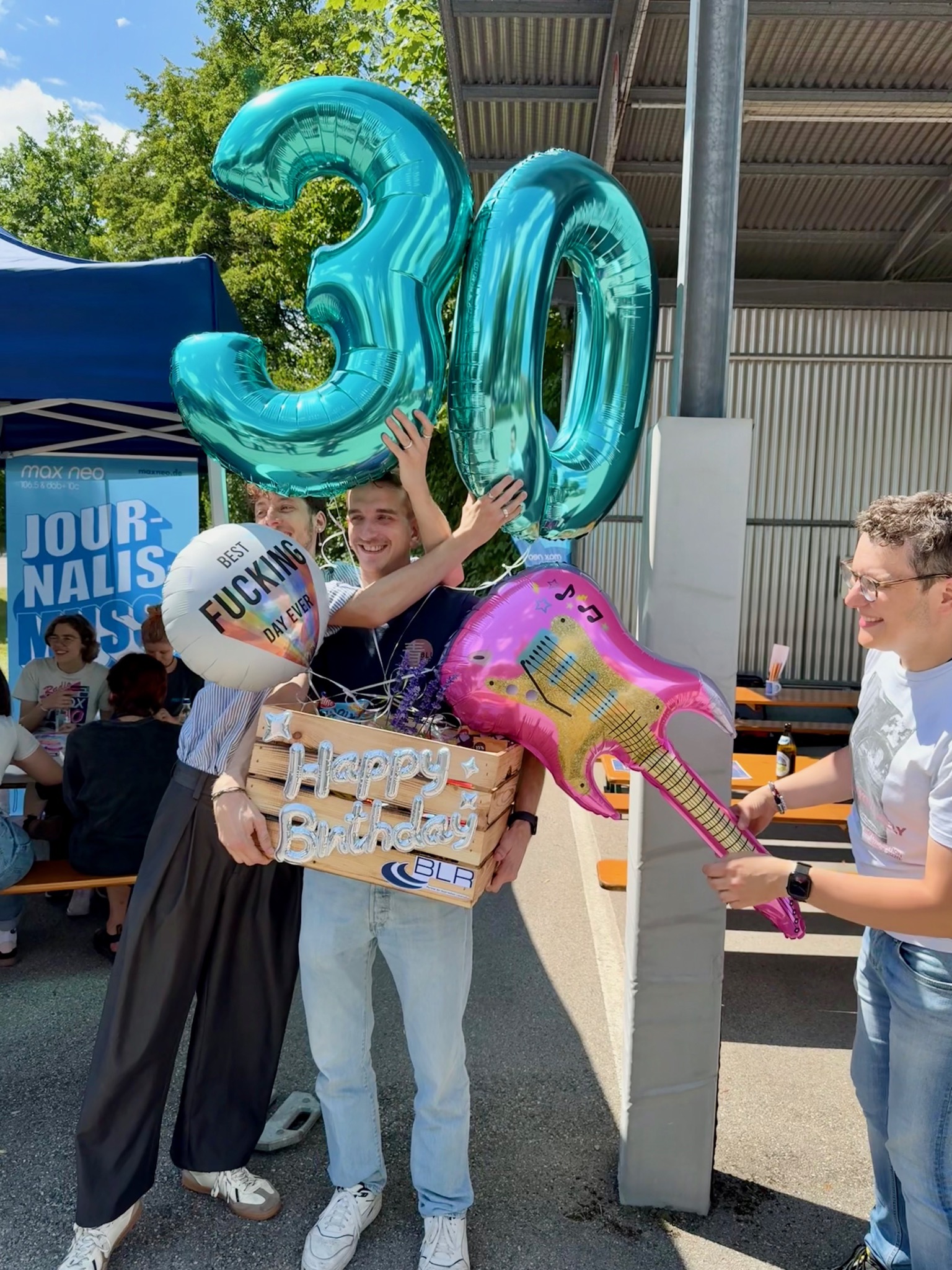 30 Jahre M94.5 und max neo – Team mit 30er-Ballons und Geschenkkorb