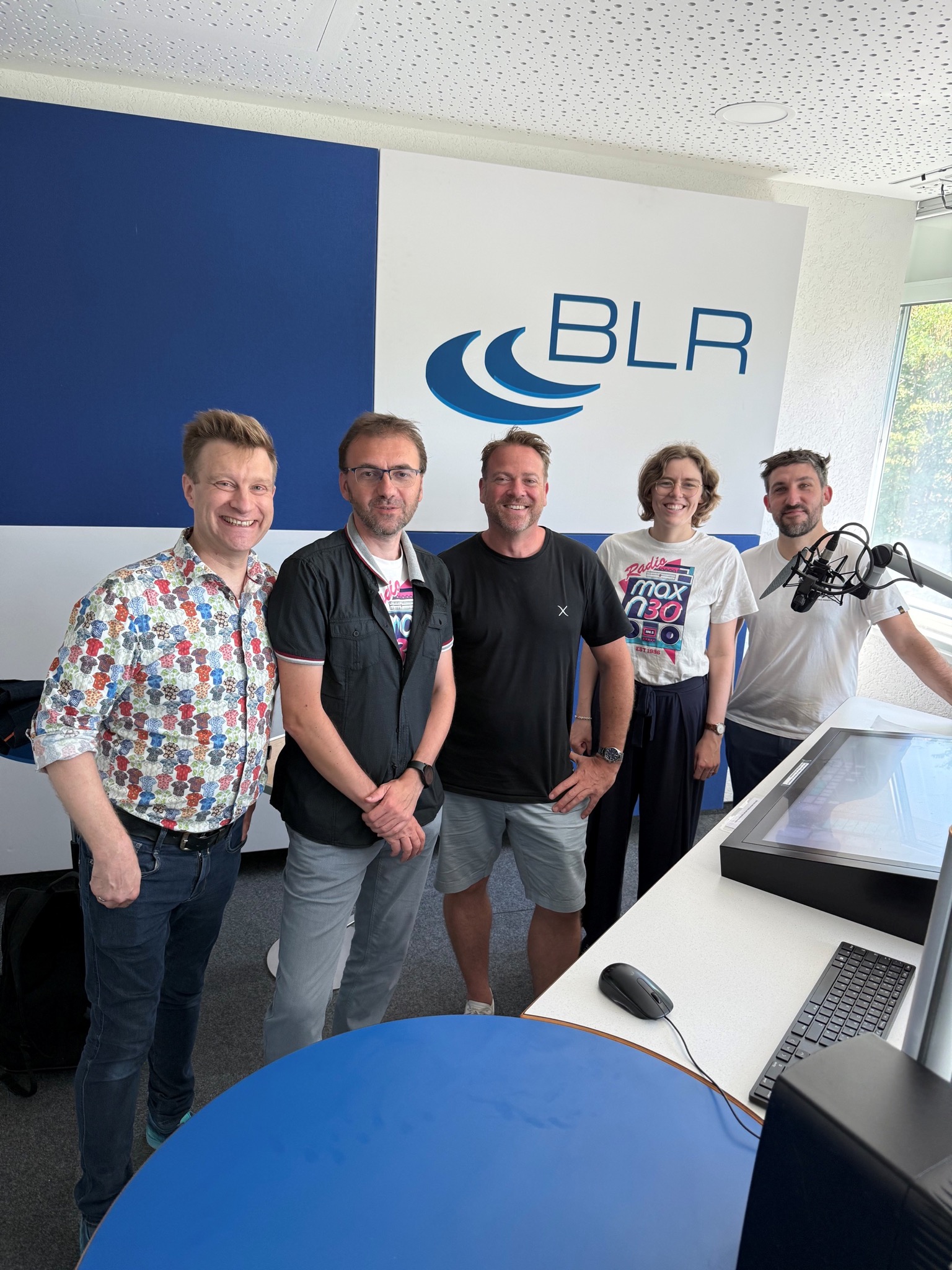 30 Jahre M94.5 und max neo – Gruppenfoto im BLR-Studio